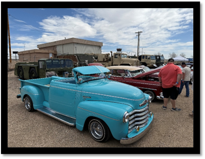 A person standing next to a blue car

AI-generated content may be incorrect.