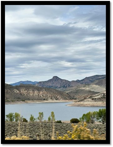 A lake surrounded by mountains

AI-generated content may be incorrect.