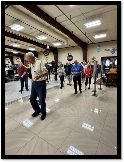 A group of people in a room

AI-generated content may be incorrect.