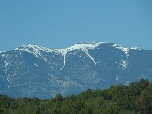 A mountain with snow on it

Description automatically generated with low confidence