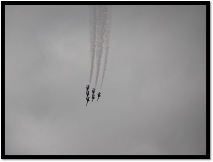 A group of people flying in the sky

AI-generated content may be incorrect.