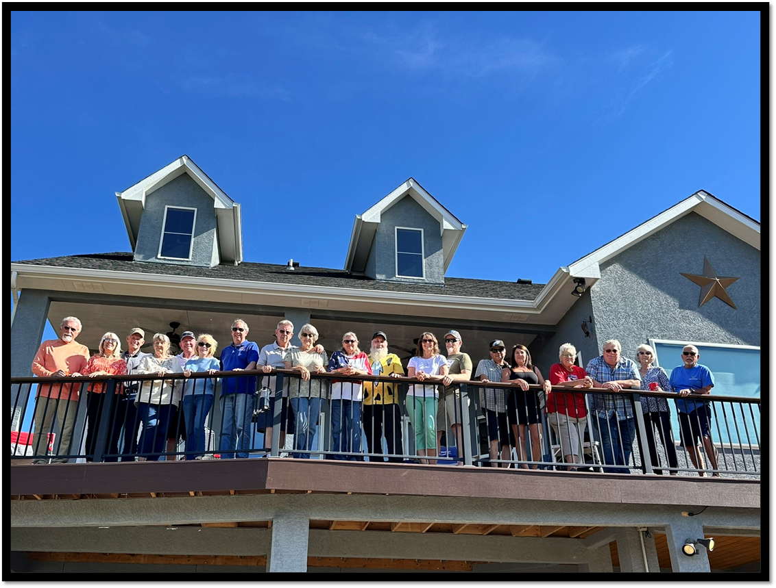 A group of people standing on a balcony

AI-generated content may be incorrect.