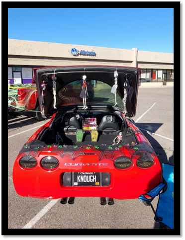A red car with a trunk open

Description automatically generated